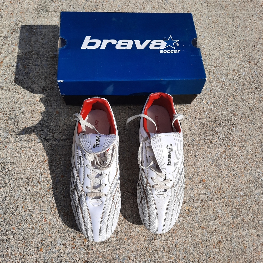 Brava Soccer Mens US Size 11 volt 2 shoes w/ box